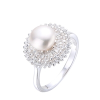 Anillo elegante de plata con perla image