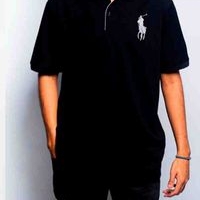 Polo negro elegante image