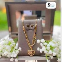 Collar y Aretes Elegantes image