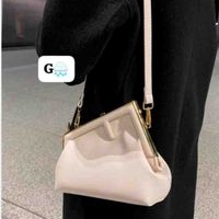Bolso elegante de mano image
