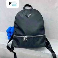 Mochila elegante impermeable image