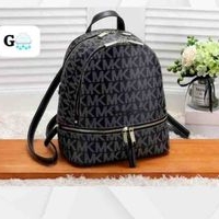 Mochila elegante con diseño MK image
