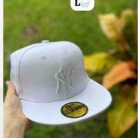 Gorra blanca elegante image