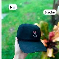 Gorra negra con diseño de conejo image
