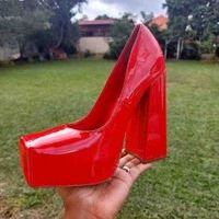 Zapato de tacón alto rojo brillante image