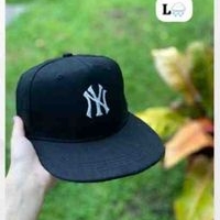 Gorra deportiva negra image
