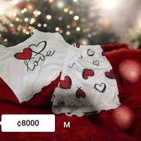 Pijama con diseño de corazones image