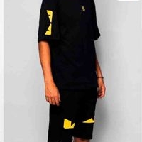 Conjunto deportivo negro y amarillo image