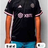 Camiseta deportiva negra y rosa image