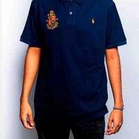 Polo azul elegante image