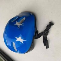 Casco infantil azul con estrellas image