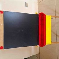 Pizarra infantil doble cara y mesa para niños image
