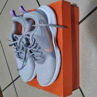 Tenis deportivos grises image