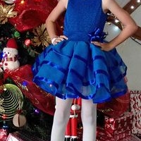 Vestido de niña azul brillante image