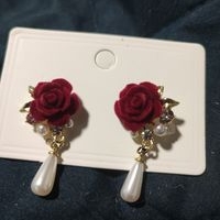 Elegantes Aretes de Rosa y Perla image