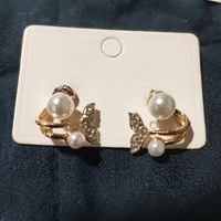 Aretes elegantes con perlas image