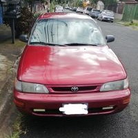 Vendo carro corolla año 96 manual dirección hidráulica, color vino exterior e interno gris con negro Dekra al día seda con marchamo 2025, es gasolina kilómetraje 218.578 su costo es de 2.200.000 precio negociable image