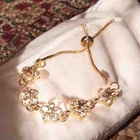 Pulsera dorada elegante image