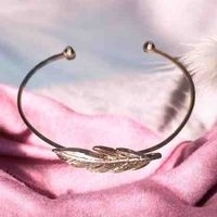 Brazalete elegante de hoja image