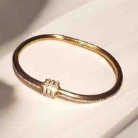 Elegante brazalete dorado image