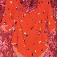 Blusa floral llamativa image