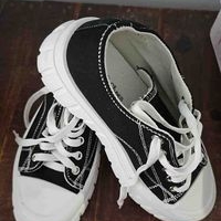 Zapatillas casuales blancas y negras image
