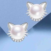 Aretes de perla con diseño de gato en acero inoxidable image