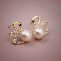 Aretes elegantes de cisne con perlas image