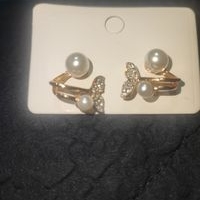 Elegantes aretes de perlas image
