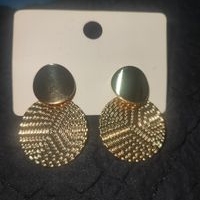 Elegantes aretes dorados image