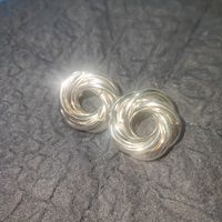 Elegantes aretes de plata image