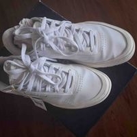 Tenis blancos clásicos image