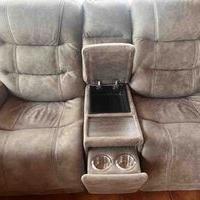 Sofá reclinable doble cómodo, comprado en Ashley image