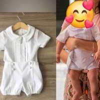 Elegante traje de bebé blanco image