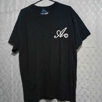 Camiseta negra con logo image
