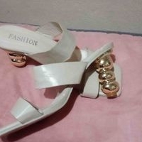Sandalias elegantes con tacón dorado image
