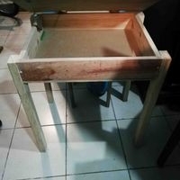 Mesa de madera con compartimento image
