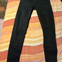 Pantalón negro ajustado image