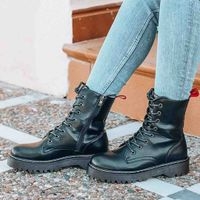 Botas negras mujer estilo militar image