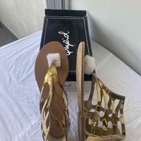 Sandalias doradas brillantes image