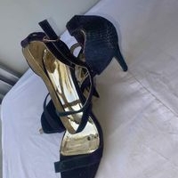 Elegantes sandalias de tacón image