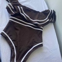 Elegante traje de baño marrón image