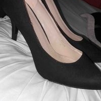 Elegantes tacones negros image