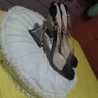 Elegantes tacones transparentes image