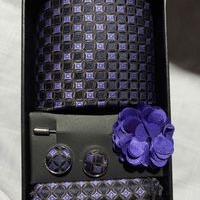 Elegante set de corbata y accesorios image
