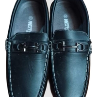 Elegantes mocasines negros image