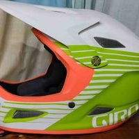 Casco Giro de ciclismo colorido image