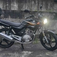 Ybr 125 marchamo 2025 dekra mayo estética y Mecánicamente en excelente estado bien de luces de motor de arranque electrónico y a pata luz Led, cajón etc image