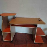 Escritorio moderno con estantes image