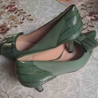 Elegantes zapatos de tacón verde image